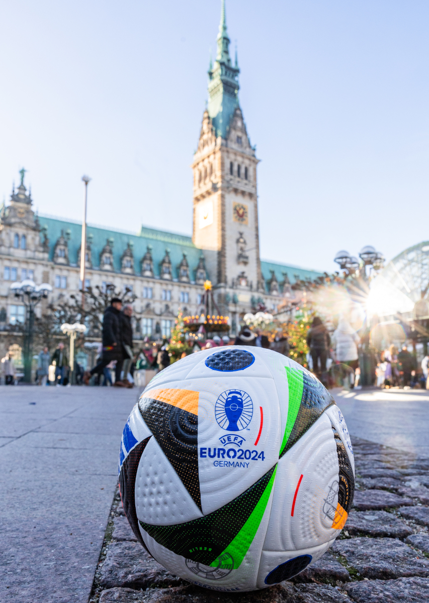 AYX爱游戏中国-德约科维奇重返赛场，重返赛场首场状态出色，利物浦观众沸腾！引发球迷热议的简单介绍