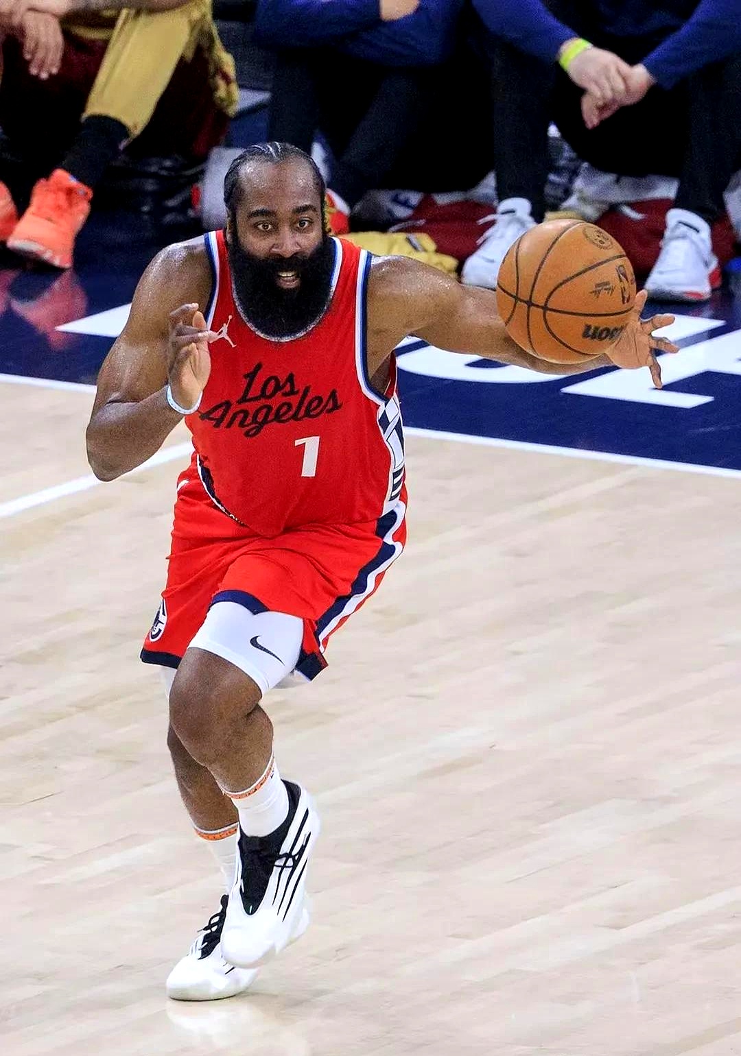 爱游戏体育app下载-法甲赛程吃紧，洛杉矶快船集结日手感冰凉，话题不断，球队文化再被提及(法甲篮球联赛赛程)